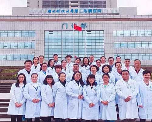 小伙晚上出门被吓一跳，这是什么？！网友：躲远点就对了